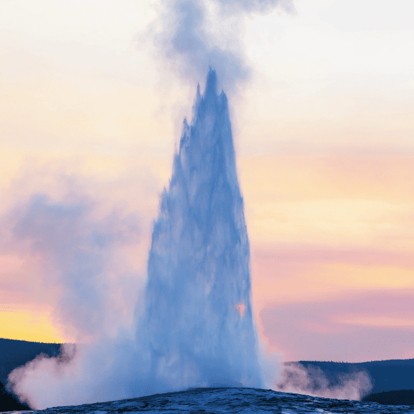 Un geyser qui jaillit avec force, représentant un système qui libère toute son énergie et révèle son plein potentiel.